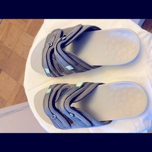 Vionic sandals like new !